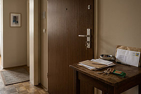 Wohnungsschlüssel, Mietvertrag und Zahlungsunterlagen als Symbol für Kündigung bei Mietrückstand trotz Nachzahlung