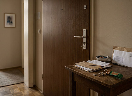 Wohnungsschlüssel, Mietvertrag und Zahlungsunterlagen als Symbol für Kündigung bei Mietrückstand trotz Nachzahlung